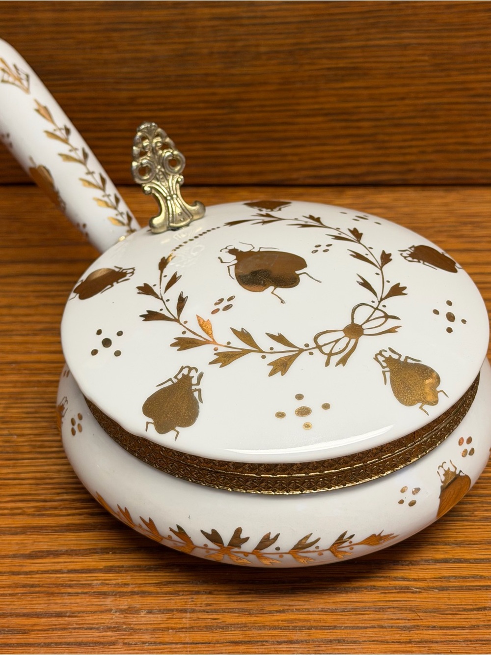 Anart Porcelain Silent Crumb Catcher Butler Gold Beetles